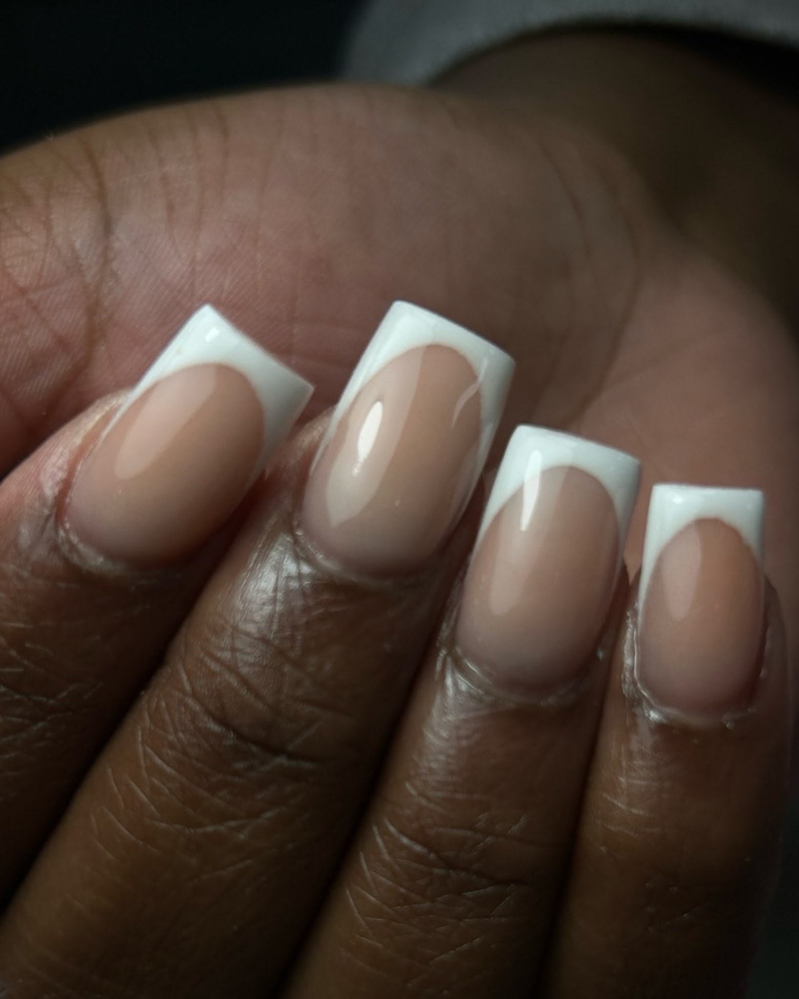Lange vierkante nagels met een naturel basis en witte French tips